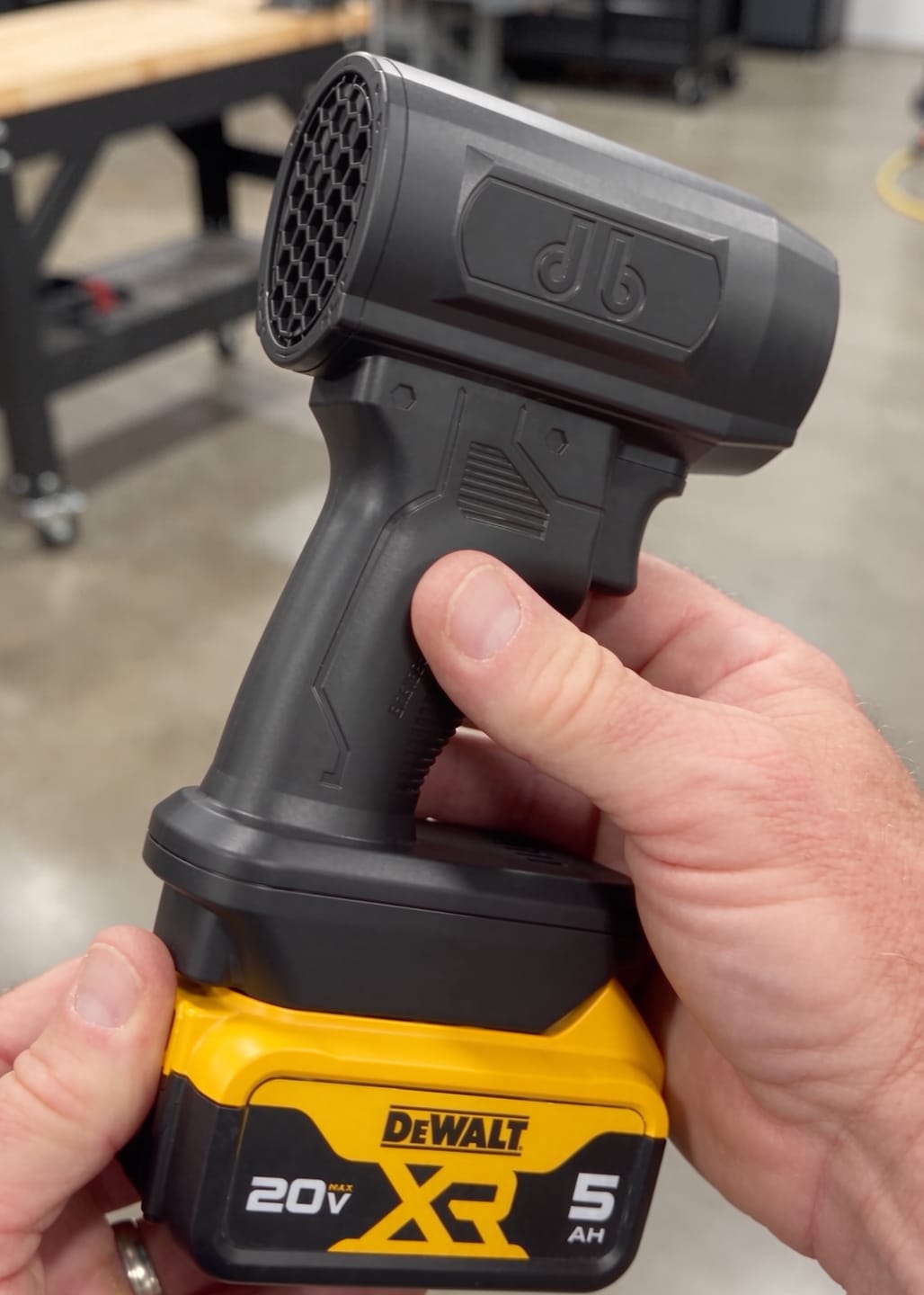 Airjet med DeWalt-batteri i hånden