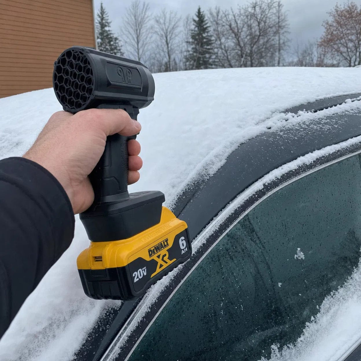Airjet over snø på en bil